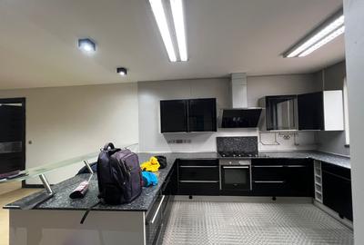 3 Bed Apartment with En Suite at Riverside Dr - 4