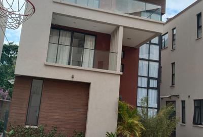 5 Bed Townhouse with En Suite in Lavington - 2