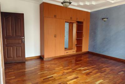 5 Bed House with En Suite in Runda - 4
