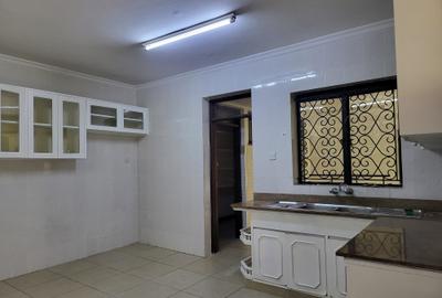 5 Bed Townhouse with En Suite in Nyari - 3