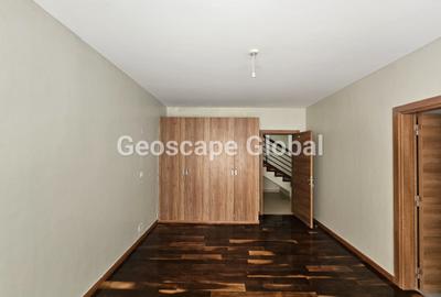 5 Bed House with En Suite in Lavington - 3