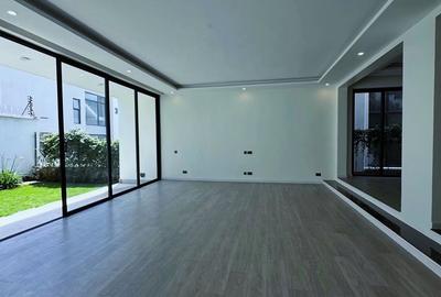 5 Bed Townhouse with En Suite in Lavington - 2