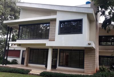5 Bed Townhouse with En Suite at Lavington - 4