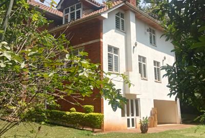 6 Bed House at Rosslyn Lone Tree - 3