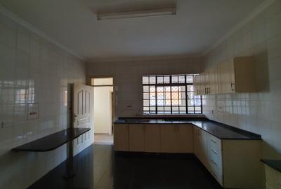 4 Bed Apartment with En Suite in General Mathenge - 3