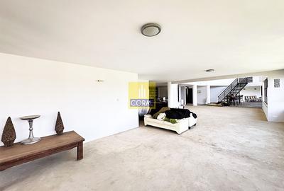 5 Bed Apartment with Swimming Pool in Riverside - 4