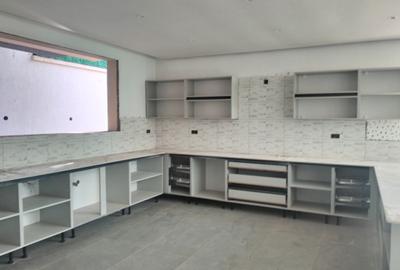 5 Bed Townhouse with En Suite in Lavington - 3