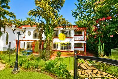 5 Bed House with En Suite in Nyari