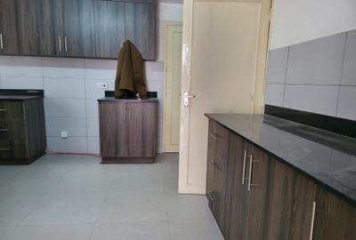 4 Bed House with En Suite in Hill View - 3