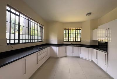 5 Bed Townhouse with En Suite in Lavington - 3