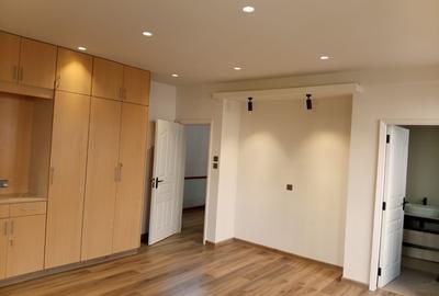 4 Bed Townhouse with En Suite at Westlands - 4