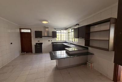 5 Bed Townhouse with En Suite in Lavington - 4
