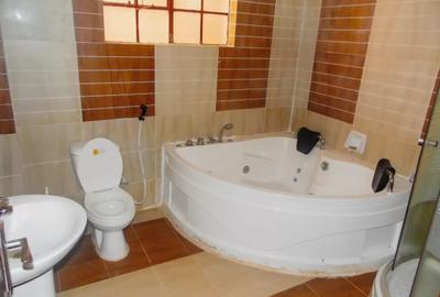 3 Bed Apartment with Swimming Pool in Riverside - 4