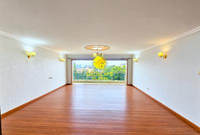 3 Bed Apartment with En Suite in Riverside - 2