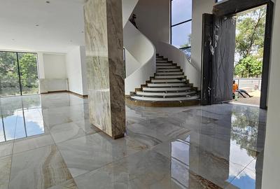 5 Bed House with En Suite in Nyari - 4