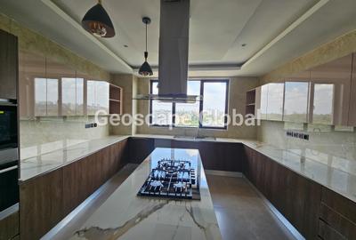 4 Bed Apartment with En Suite in Riverside - 2