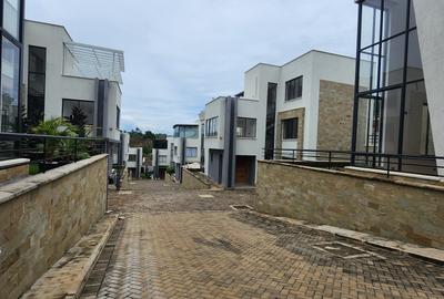 5 Bed Villa with En Suite in Lavington - 2