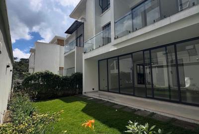 5 Bed Villa with En Suite in Lavington