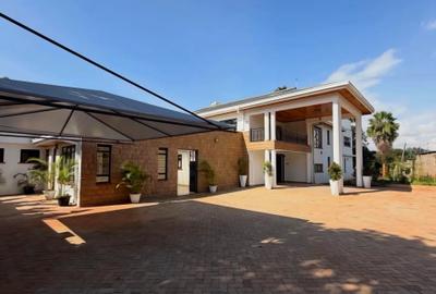 5 Bed House with En Suite in Runda