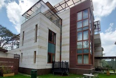 6 Bed Townhouse with En Suite at Lavington Green - 2