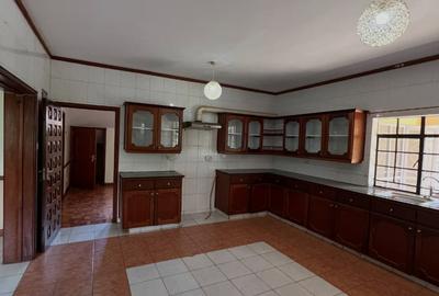 5 Bed House with En Suite in Runda - 3