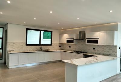 5 Bed Townhouse with En Suite in Lavington - 3