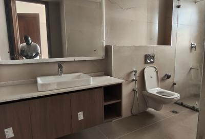 3 Bed Apartment with En Suite at Links Road - 4