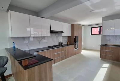 4 Bed House with En Suite at Membley - 3