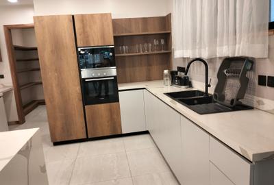 Furnished 4 Bed Apartment with En Suite in Spring Valley - 3