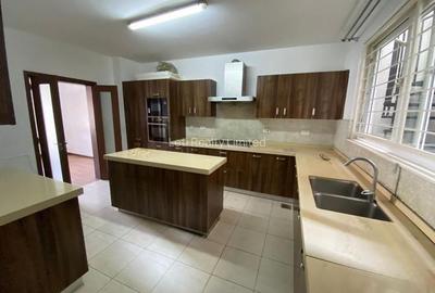 5 Bed Townhouse with En Suite in Lavington - 4