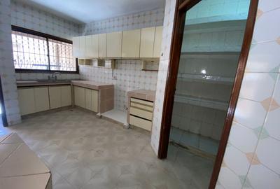 5 Bed Townhouse with En Suite in Westlands Area - 4