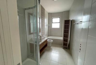 5 Bed Apartment with En Suite in Brookside - 2