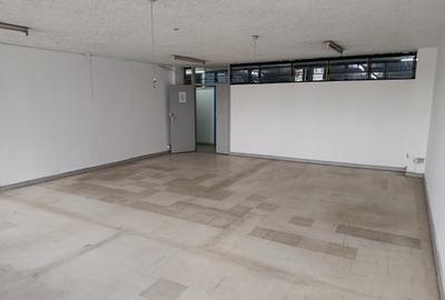 600 ft² Commercial Property with Service Charge Included at Baricho Road