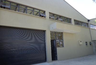 7,089 ft² Warehouse with Parking in Industrial Area - 4