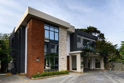 5 Bed Villa with En Suite at Hr82