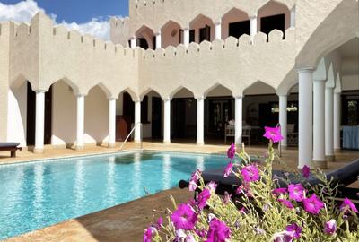 4 Bed Villa with Swimming Pool at Hs24