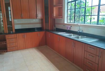 5 Bed Townhouse with En Suite in Lavington - 2