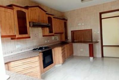 4 Bed Townhouse with En Suite at Grevellea - 3