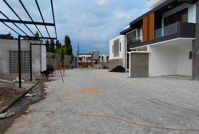 5 Bed Villa with En Suite at 5 Bedroom Villa - 4