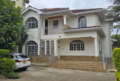 5 Bed Townhouse with En Suite at Lavington Off Convent Drive - 2