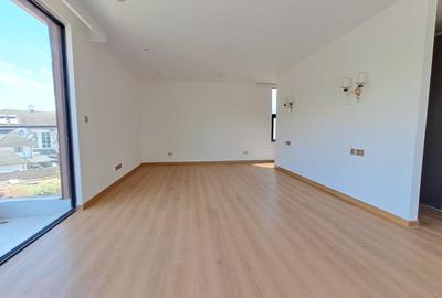 5 Bed Townhouse with En Suite in Lavington - 4