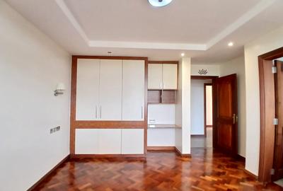 3 Bed Apartment with En Suite in Riverside - 4