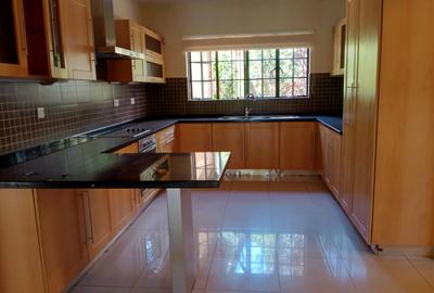 5 Bed Villa with En Suite in Runda - 4
