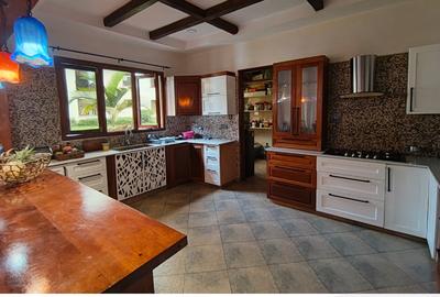4 Bed House with En Suite in Ridgeways - 4