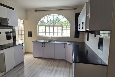5 Bed Townhouse with En Suite at Lavington Off Convent Drive - 3
