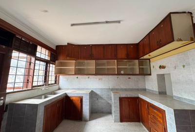 5 Bed House with En Suite at Bombolulu - 2