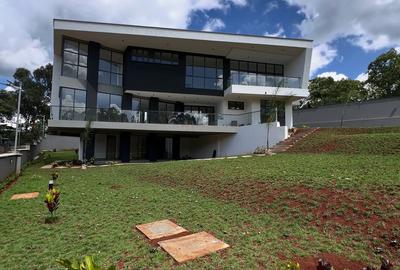 5 Bed Villa with En Suite in Nyari