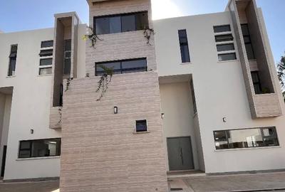 5 Bed Townhouse with En Suite at Lavington - 4