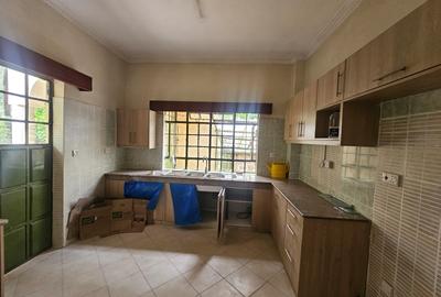 4 Bed House with En Suite in Lavington - 2
