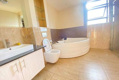 4 Bed Apartment with En Suite at Riverside Drive - 4